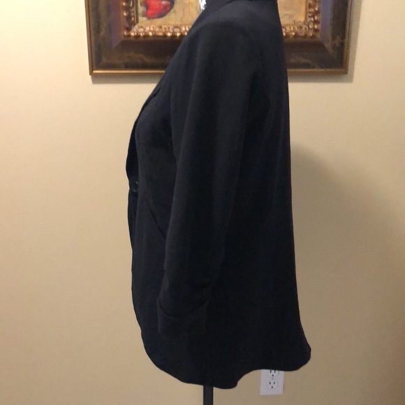 Esley Classic Point collar, synched sleeves, rounded equestrian tail hem - Picture 5 of 9